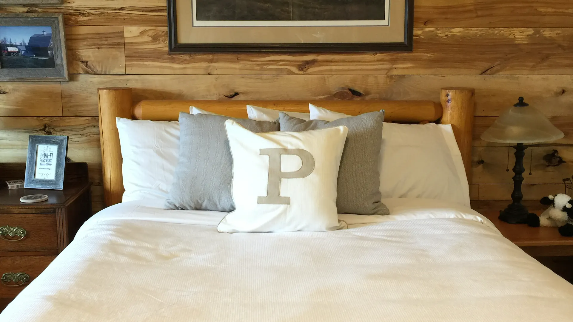pioneer ridge bed and breakfast inn bedroom with pillow letter p