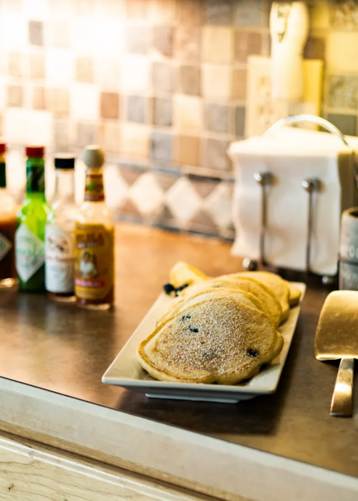 pioneer ridge bed and breakfast inn common room 5