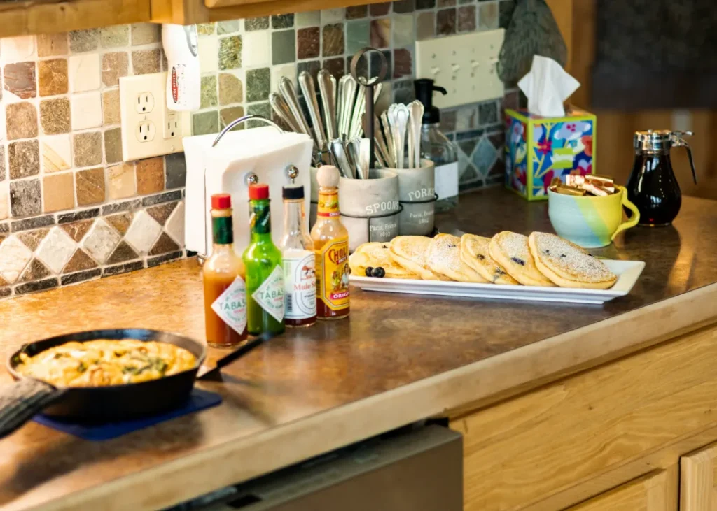 pioneer ridge bed and breakfast inn common room 7